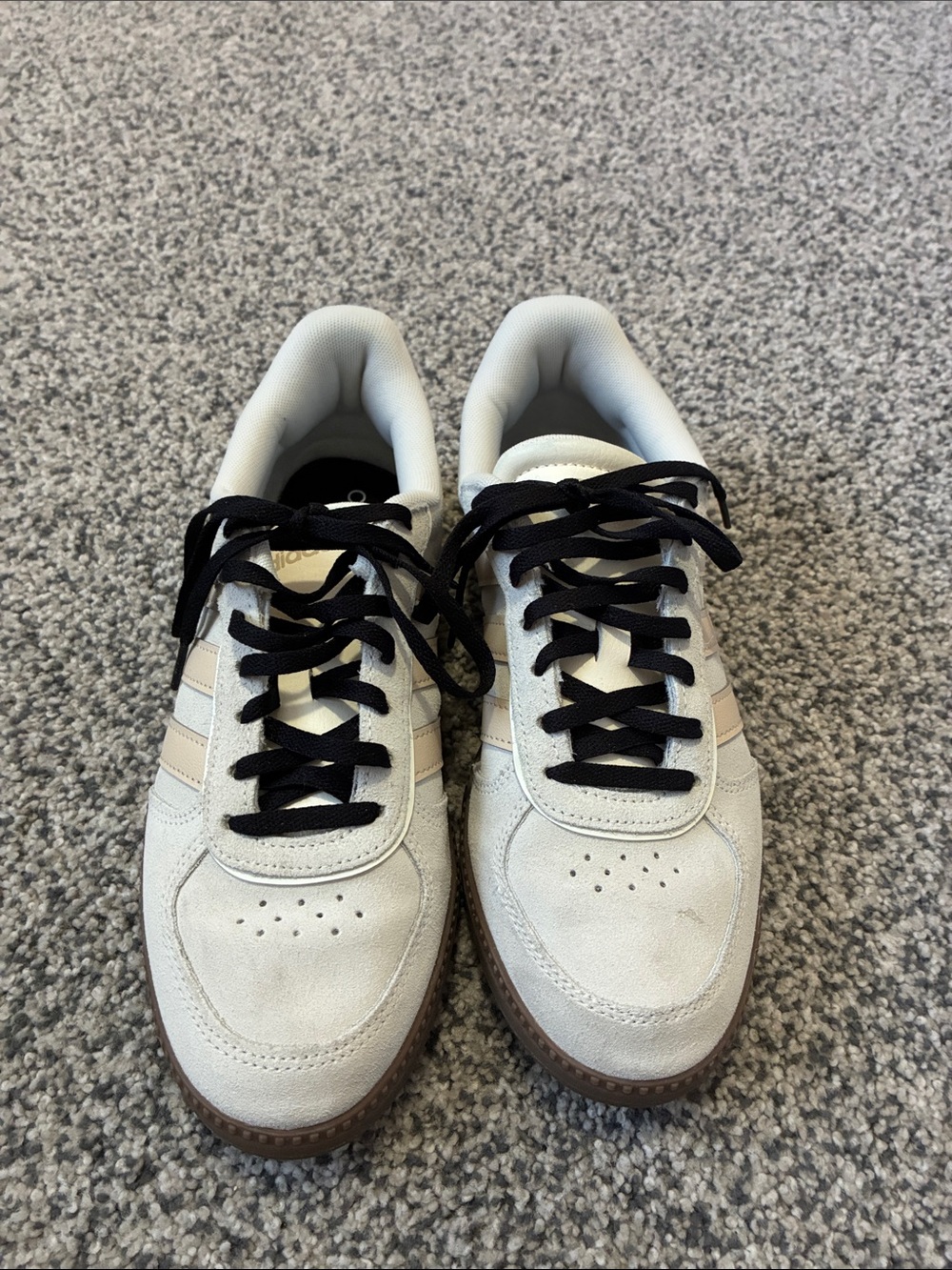 Adidas Breaknet women’s Casual Suede Sneakers in tan and Black. Size 7.